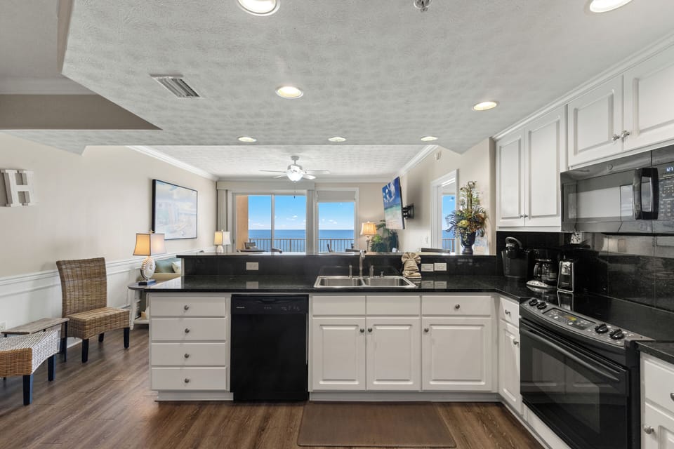 Condo, Multiple Beds, Pool Access | Private kitchen | Fridge, microwave, oven, stovetop