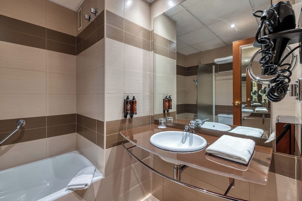 Single Room | Bathroom | Combined shower/tub, eco-friendly toiletries, hair dryer, bidet