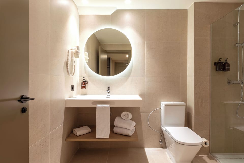 Standard Triple Room | Bathroom | Combined shower/tub, rainfall showerhead, free toiletries, hair dryer