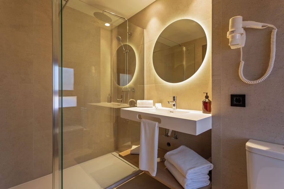 Standard Triple Room | Bathroom | Combined shower/tub, rainfall showerhead, free toiletries, hair dryer