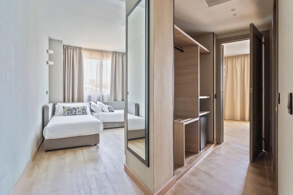 Quadruple Room | Hypo-allergenic bedding, down comforters, Select Comfort beds, minibar