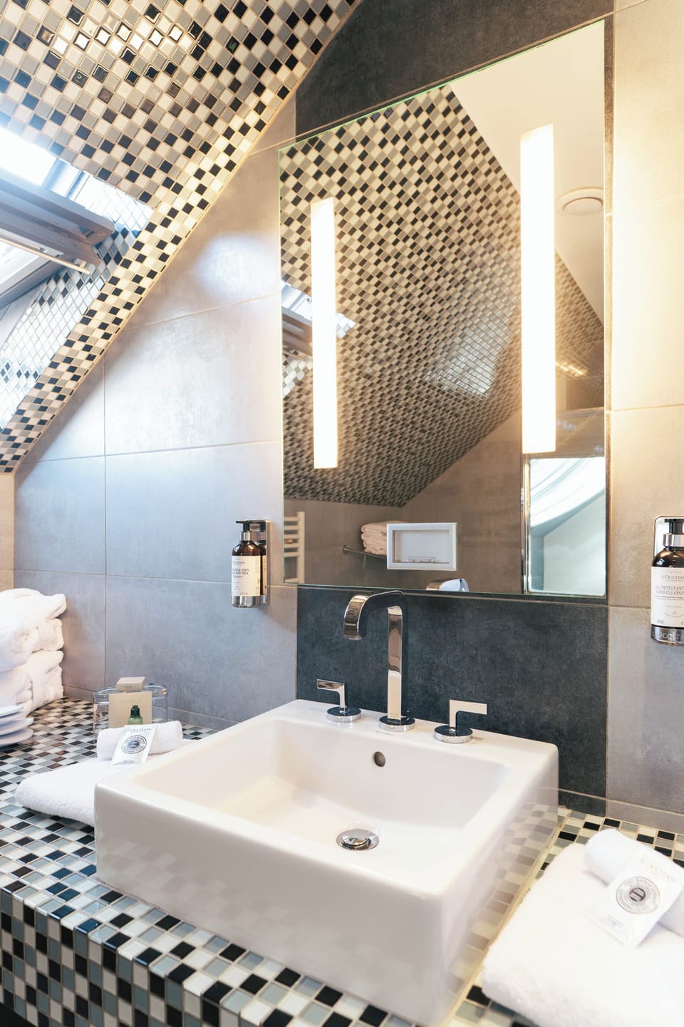 Suite | Bathroom | Combined shower/tub, free toiletries, hair dryer, slippers