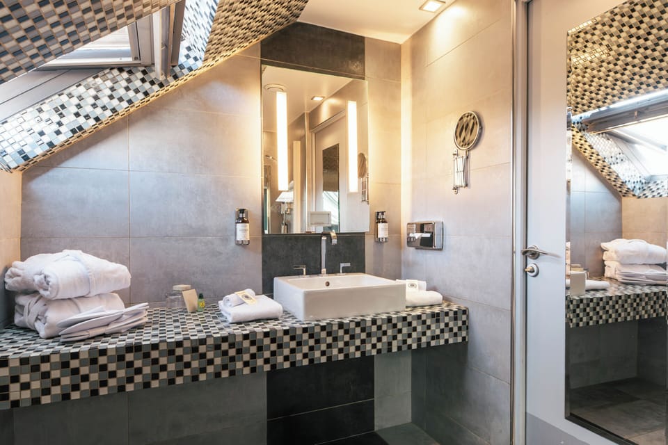 Suite | Bathroom | Combined shower/tub, free toiletries, hair dryer, slippers