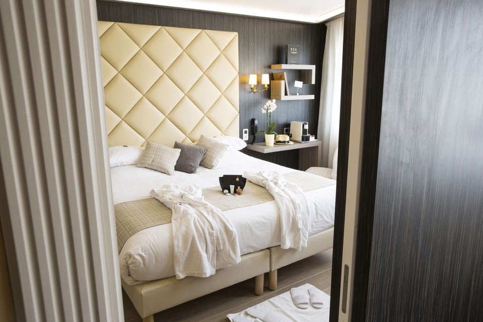 Suite, 1 King Bed, Non Smoking | In-room safe, individually furnished, desk, laptop workspace