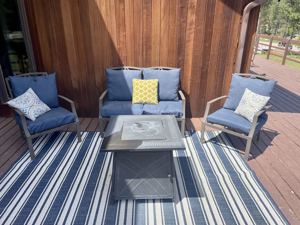 Front deck fire pit area to relax on beautiful summer evenings 