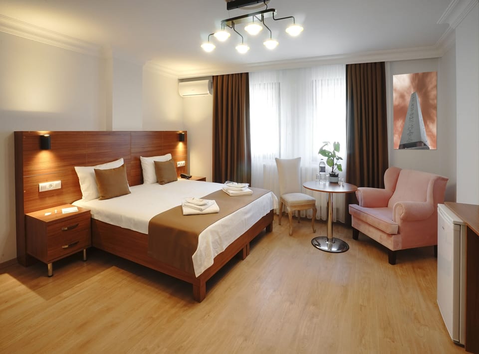 Deluxe Double or Twin Room | Frette Italian sheets, premium bedding, desk