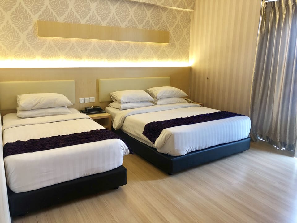 Family Junior | In-room safe, desk, blackout drapes, iron/ironing board