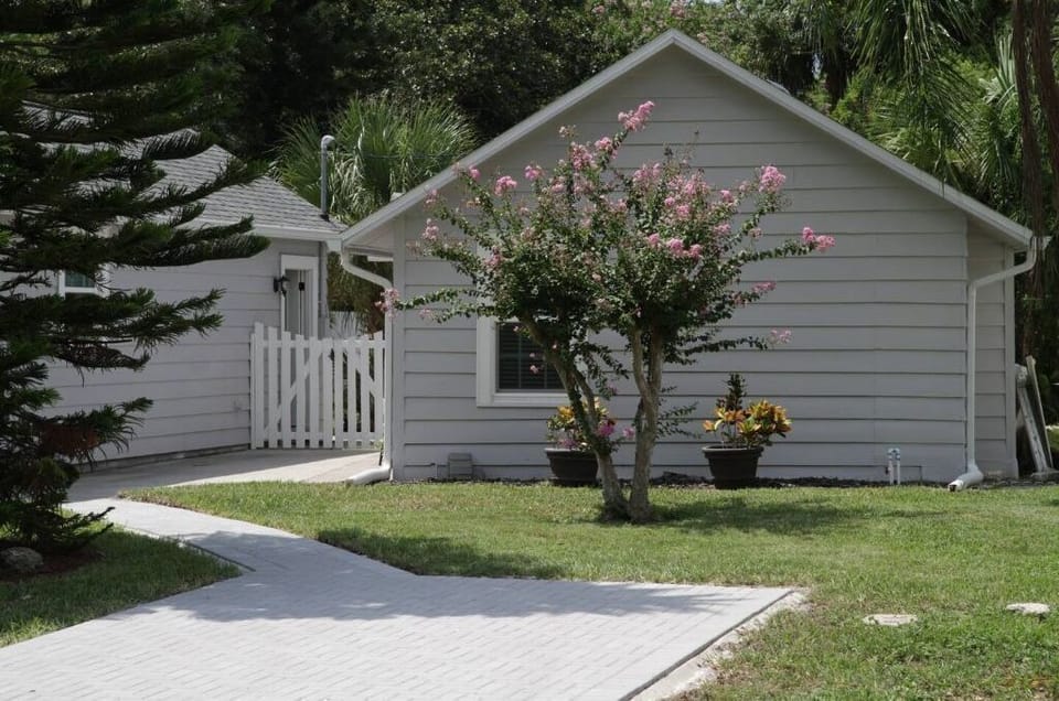 Designated  8th Green Cottage parking and view of the guesthouse
