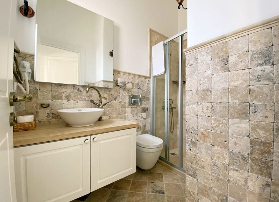 6 Numarali Deluxe Oda | Bathroom | Shower, free toiletries, hair dryer, slippers