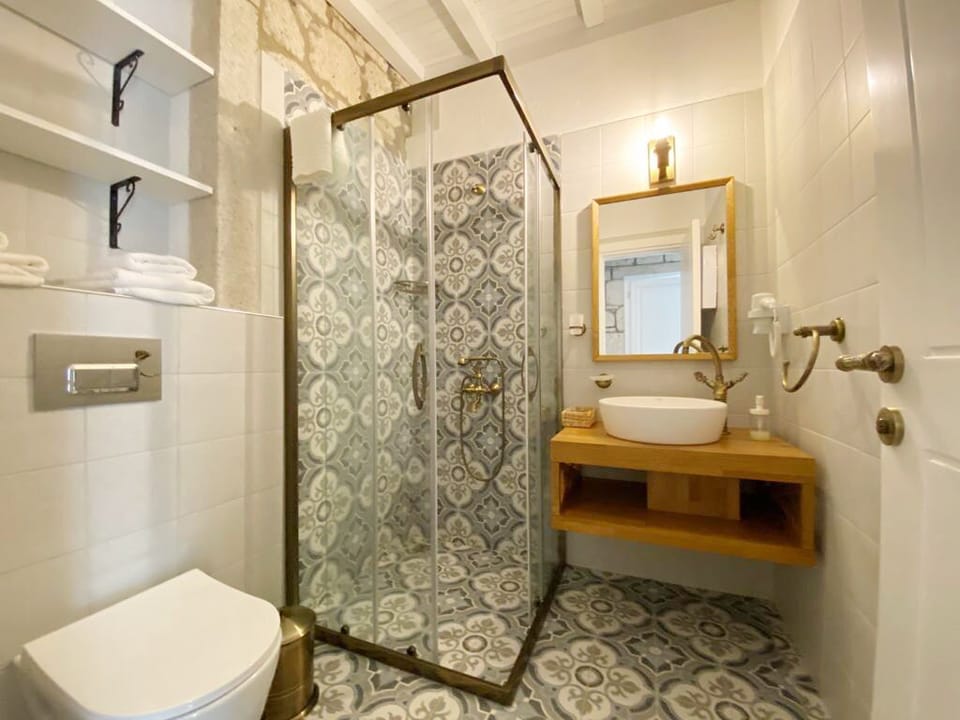 8 Numarali Deluxe Oda | Bathroom | Shower, free toiletries, hair dryer, slippers