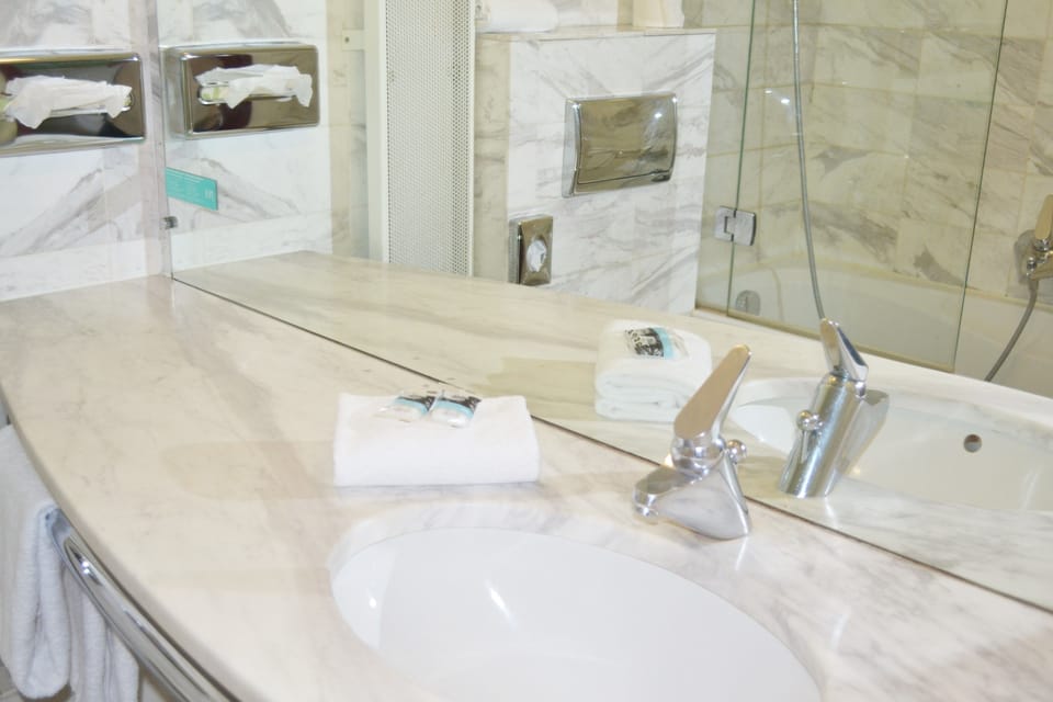 Classic Twin Room, 2 Twin Beds | Bathroom | Combined shower/tub, eco-friendly toiletries, hair dryer, towels