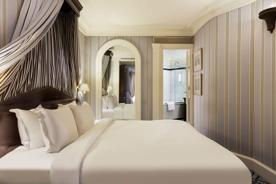 Suite, 1 Queen Bed with Sofa bed | 1 bedroom, hypo-allergenic bedding, minibar, in-room safe