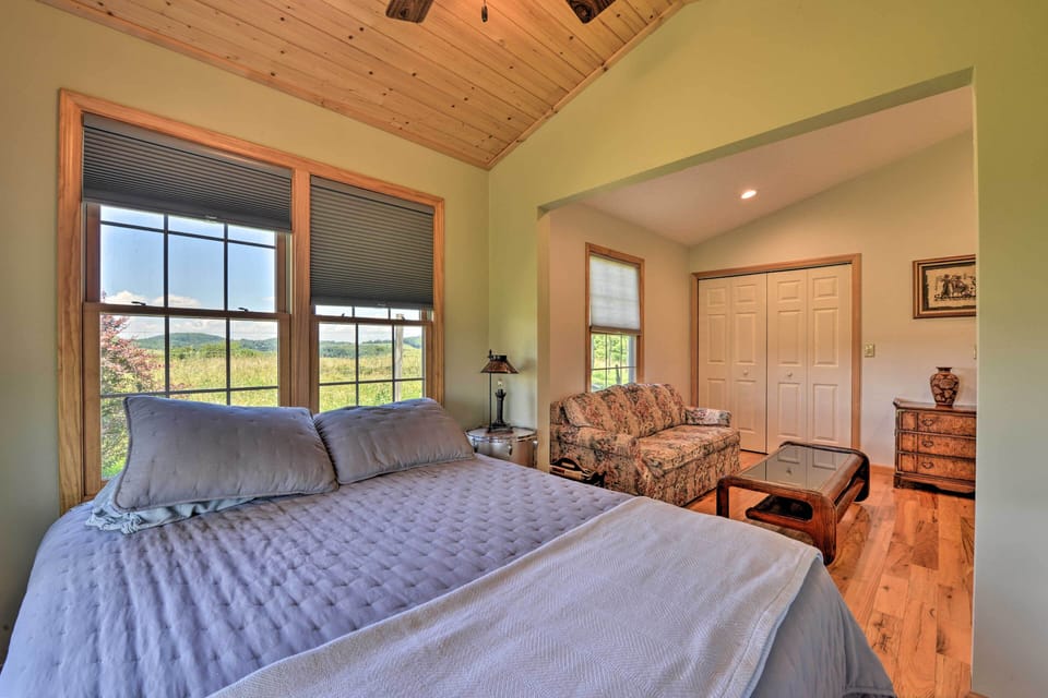 Bedroom 2 | Queen Bed