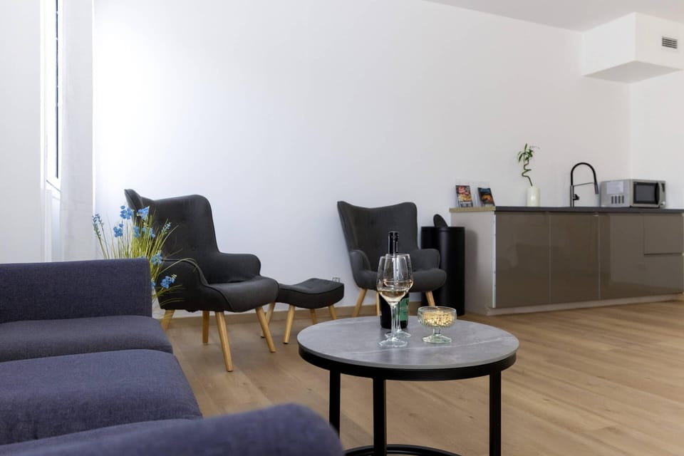 Family Room | Premium bedding, desk, soundproofing, free cribs/infant beds