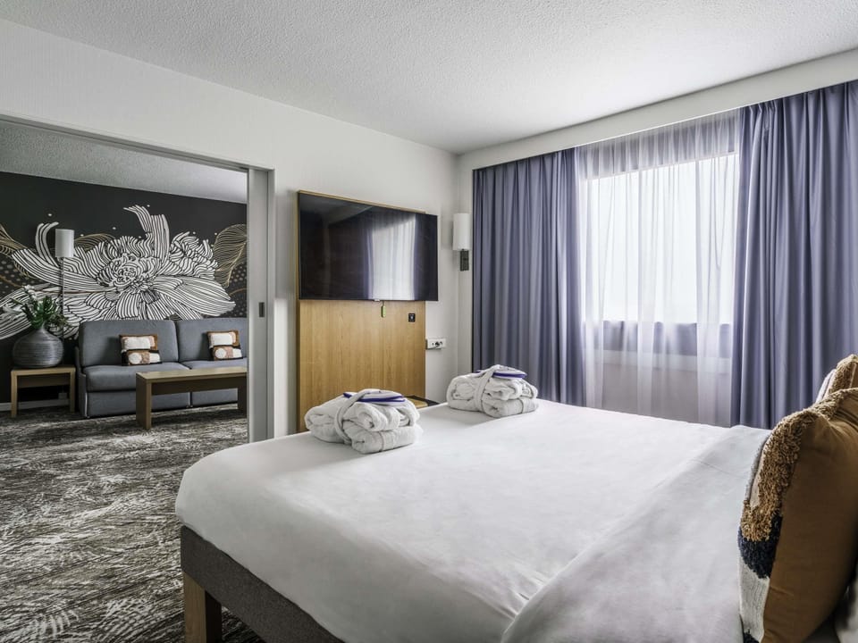 Suite, 1 King Bed with Sofa bed | Premium bedding, minibar, in-room safe, blackout drapes