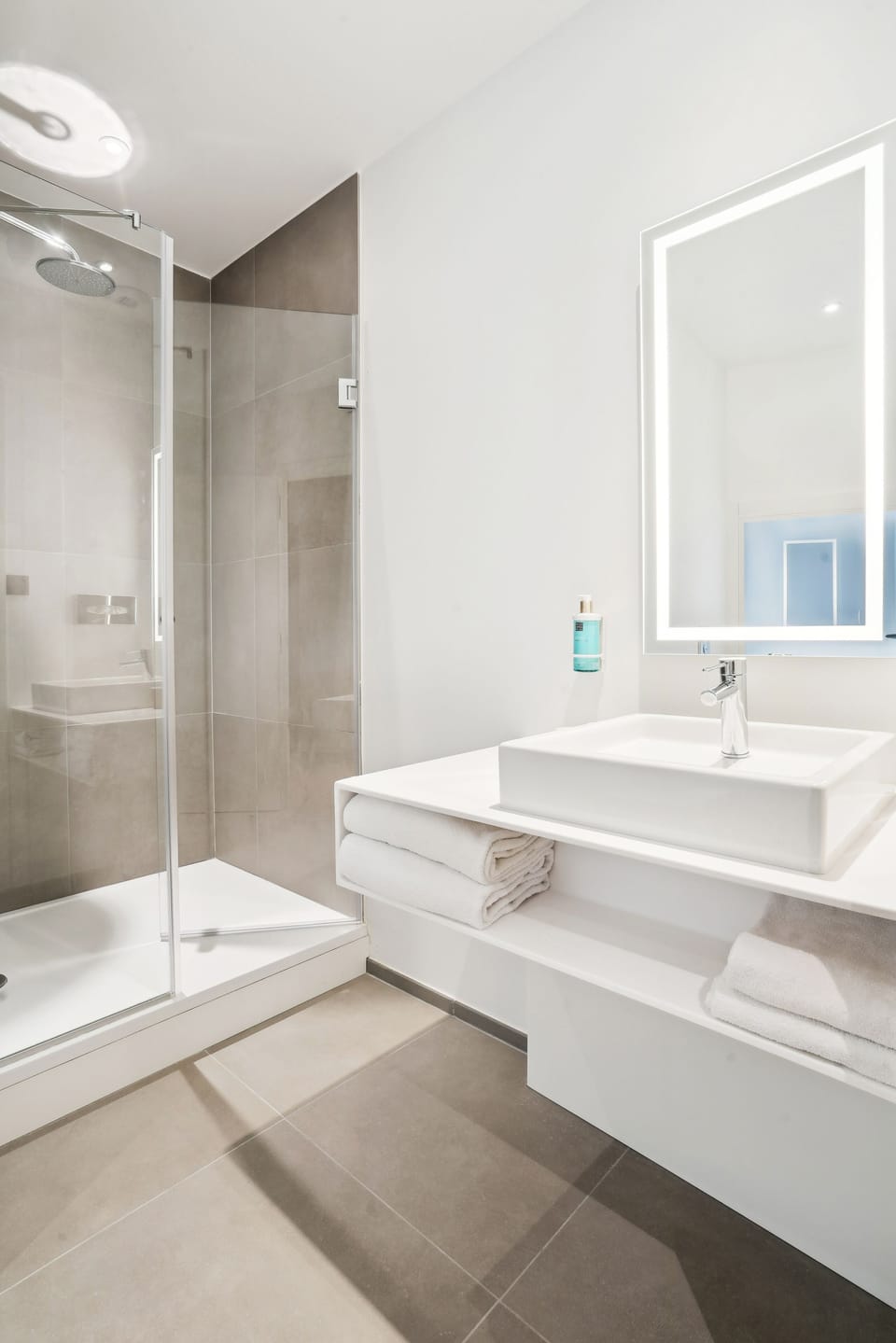 Superior Room, 1 Queen Bed | Bathroom | Eco-friendly toiletries, hair dryer, towels, soap