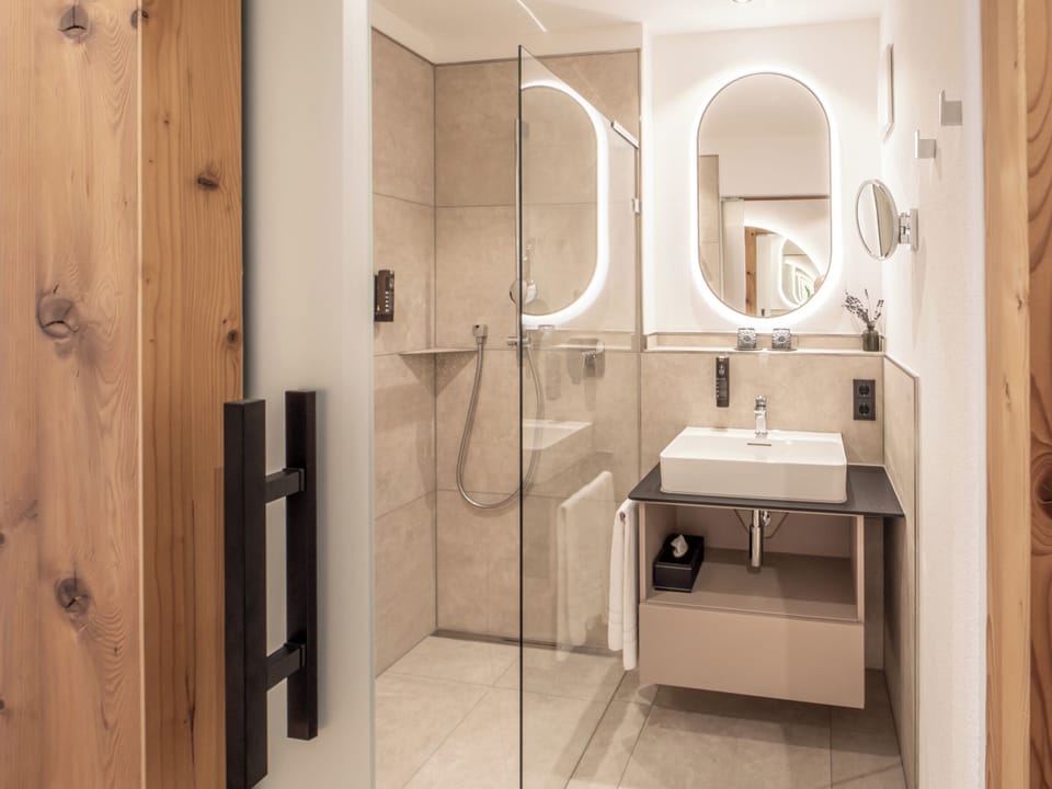 Deluxe Double Room, Balcony | Bathroom | Shower, free toiletries, hair dryer, bathrobes