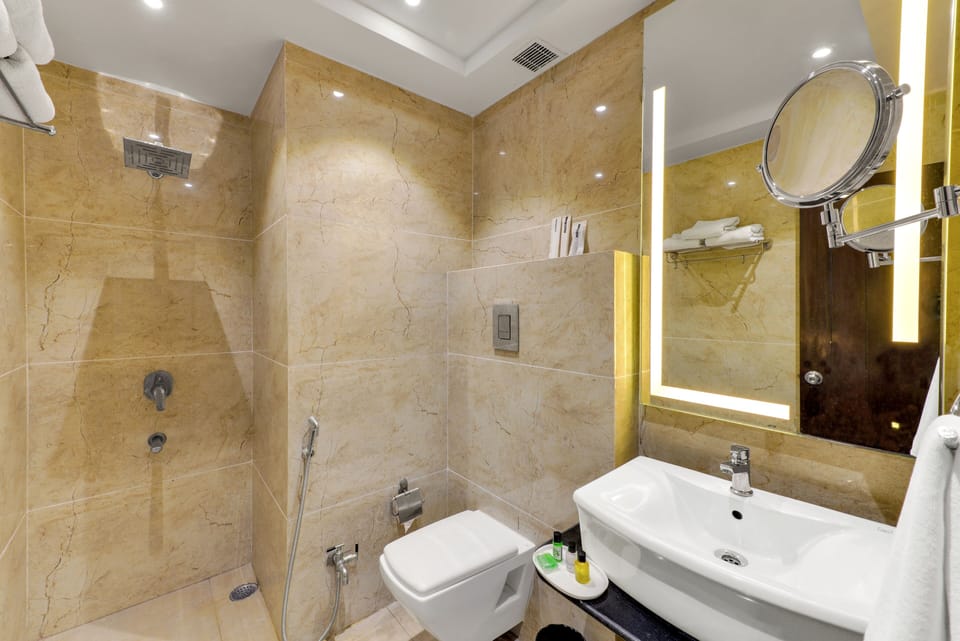 Family Suite | Bathroom | Free toiletries, slippers, towels