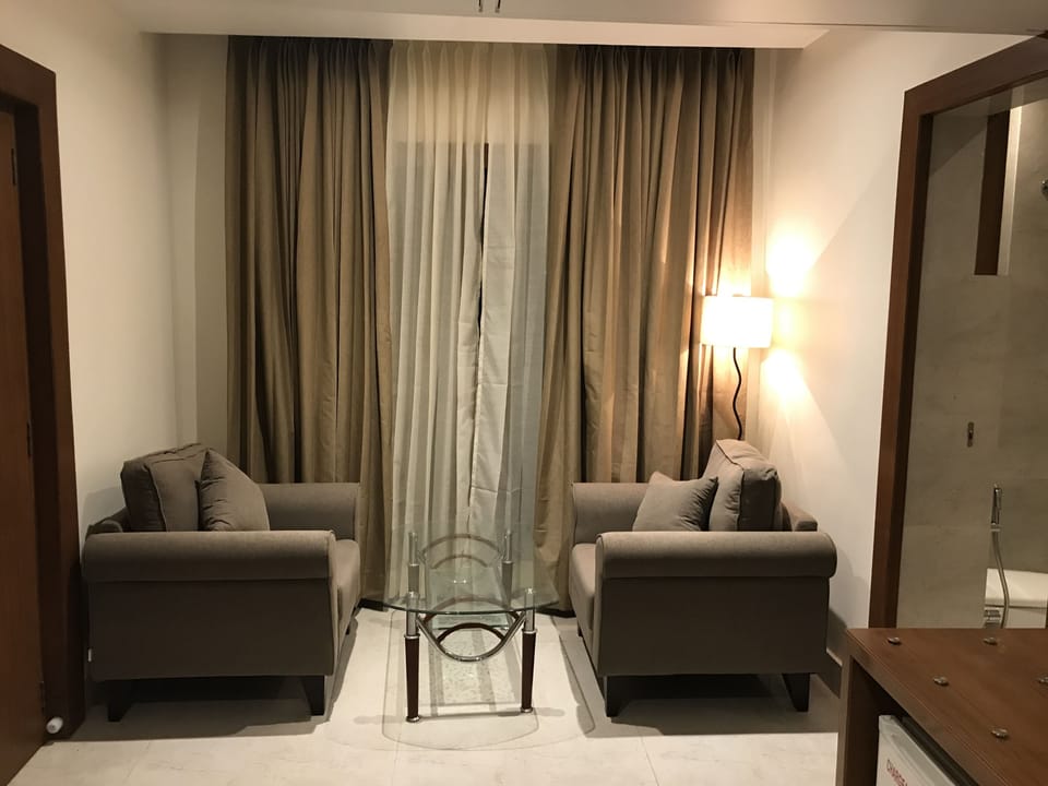 Business Suite | Minibar, in-room safe, desk, iron/ironing board (on request)