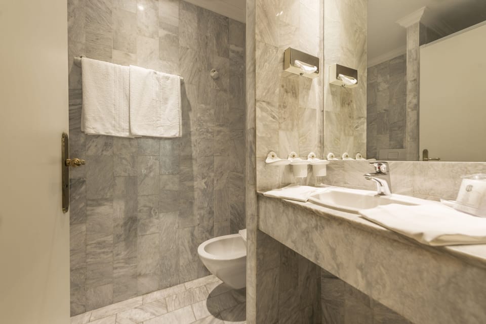 Single Room | Bathroom | Shower, free toiletries, hair dryer, bidet