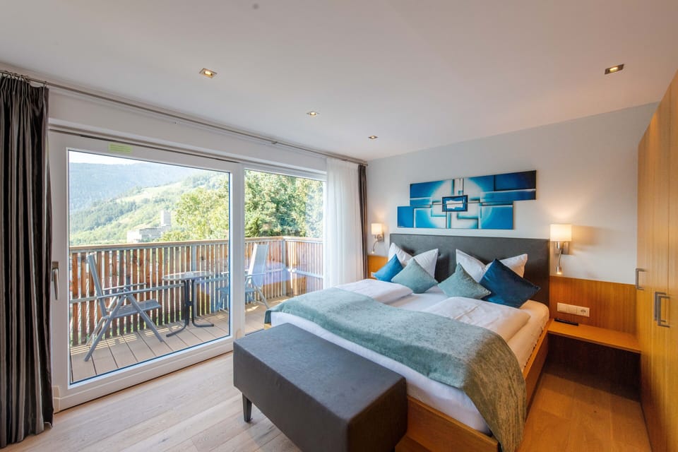 Superior Apartment, 1 Bedroom, Balcony (41 Square Meters) | Hypo-allergenic bedding, in-room safe, desk, laptop workspace