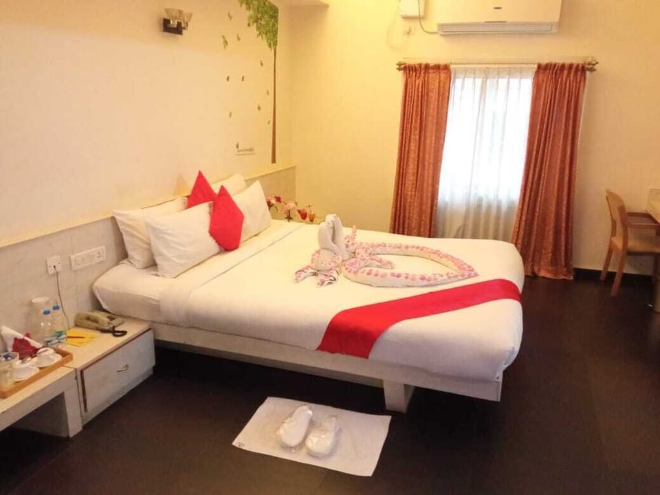 Executive Room | Bathroom | Rainfall showerhead, free toiletries, hair dryer, towels