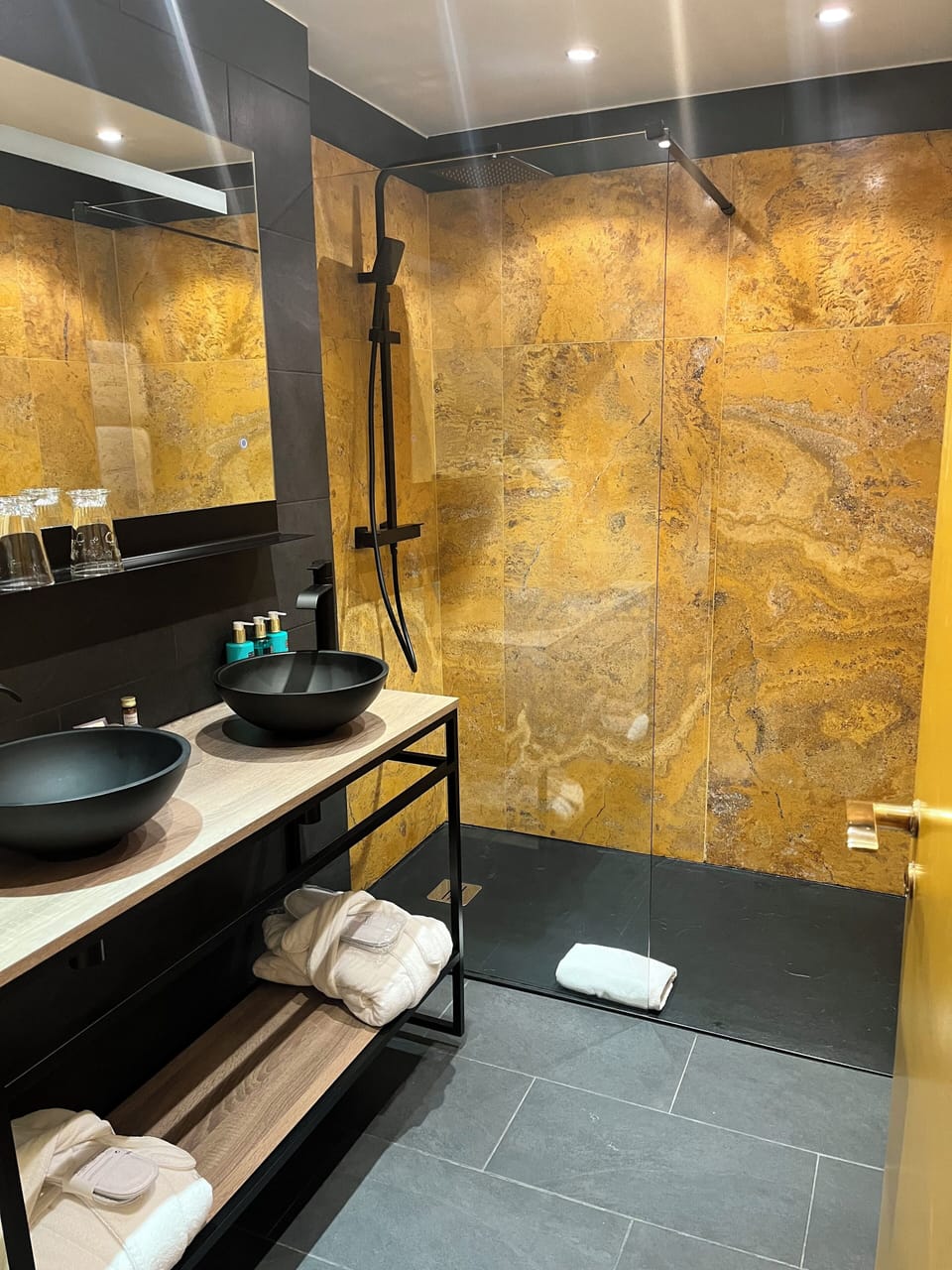 Privilege Double Room Terrace | Bathroom | Bathtub, designer toiletries, hair dryer, bathrobes