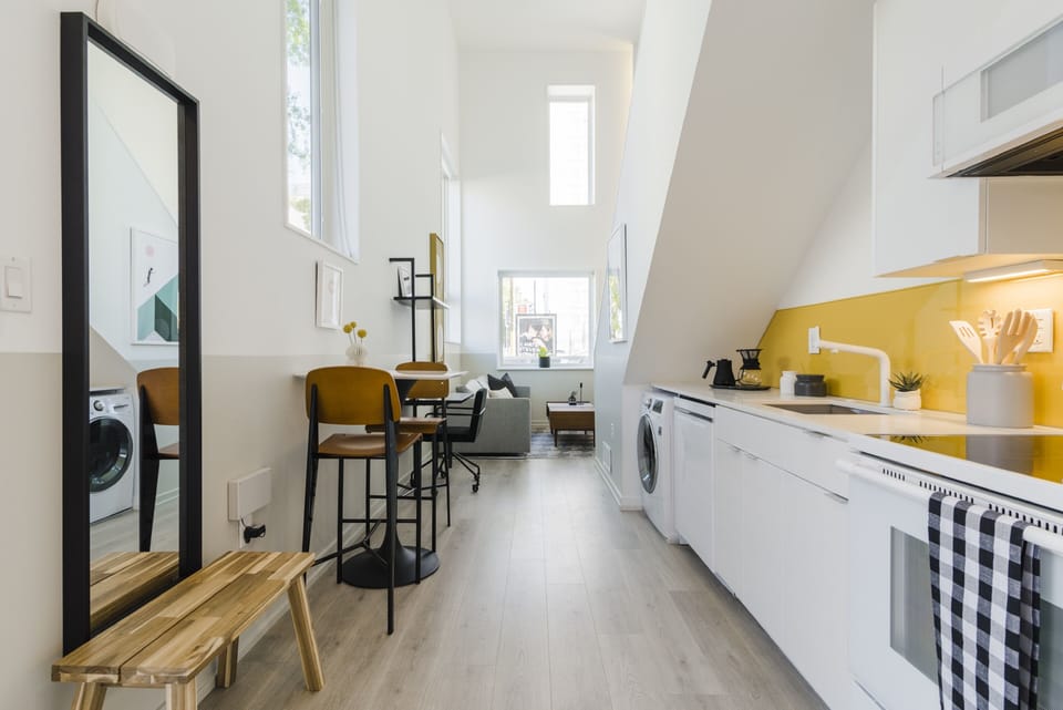 Street-level apartment, Balcony | Private kitchen | Fridge, microwave, oven, coffee/tea maker