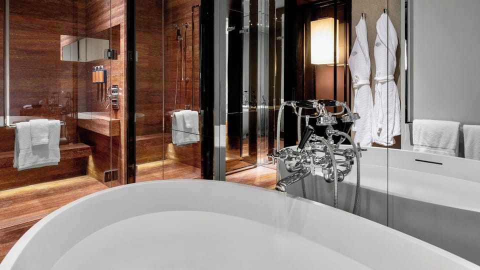 Deep soaking bathtub