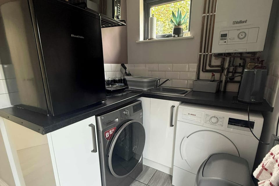 Fridge, microwave, stovetop, electric kettle