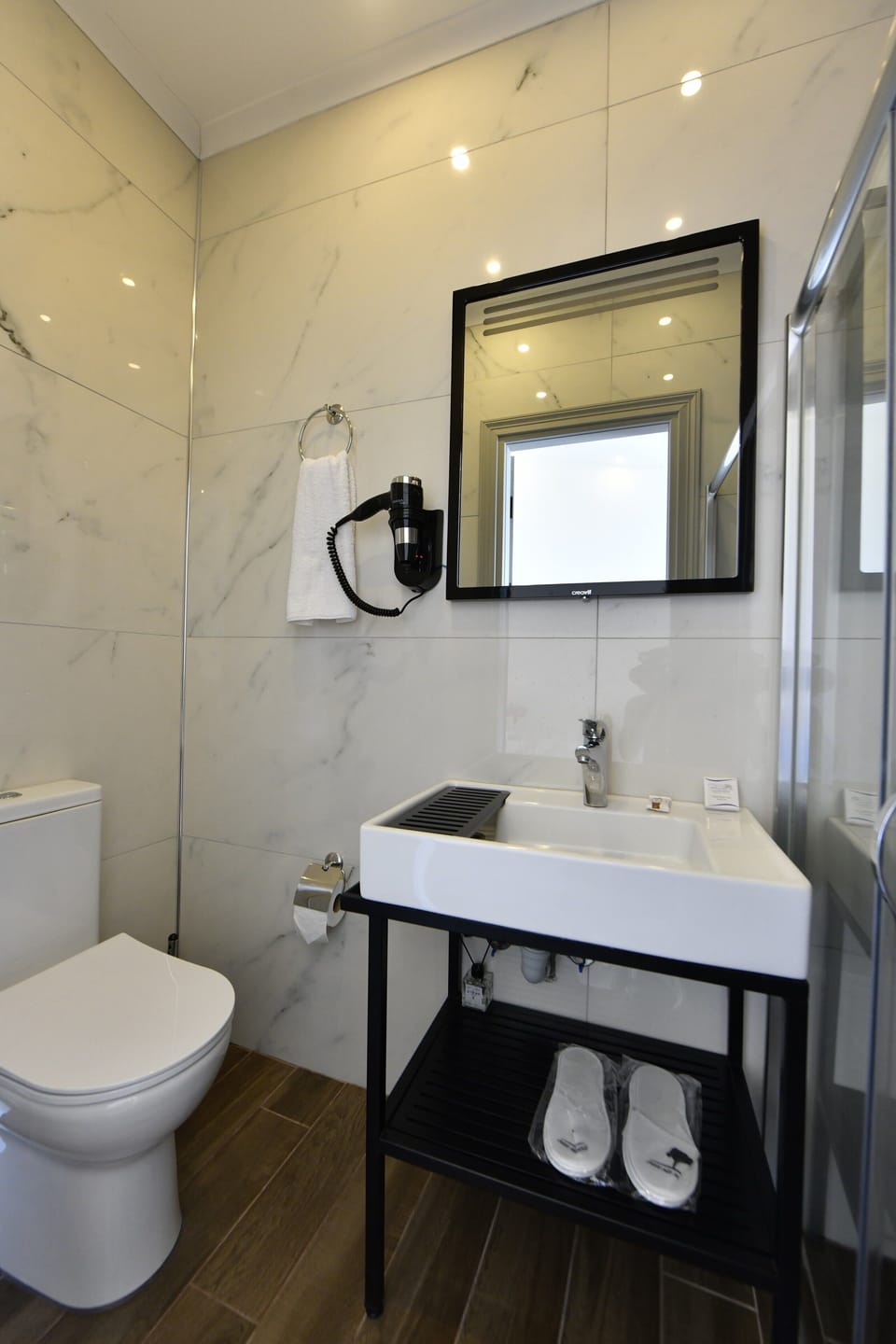 Family Room | Bathroom | Shower, free toiletries, hair dryer, slippers