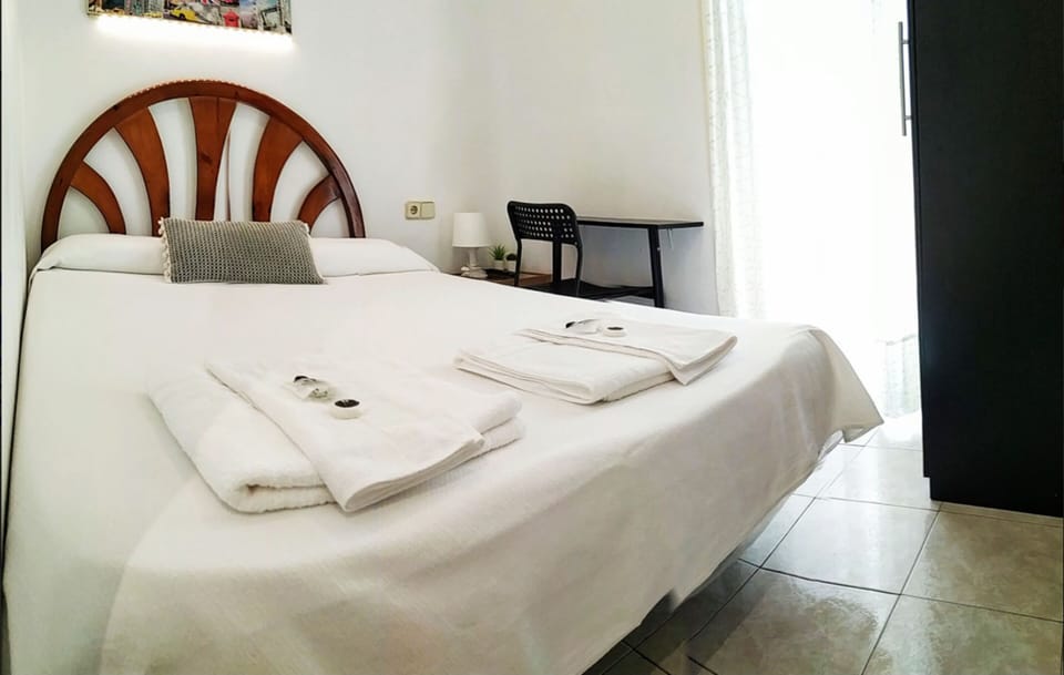 Double Room | Soundproofing, iron/ironing board, free WiFi, bed sheets