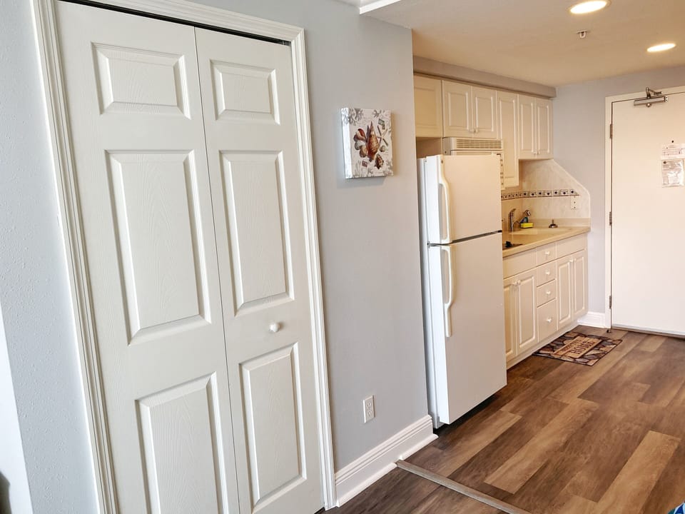 Deluxe Studio, 2 Queen Beds, Ocean View | Private kitchen | Fridge, microwave, stovetop, cookware/dishes/utensils
