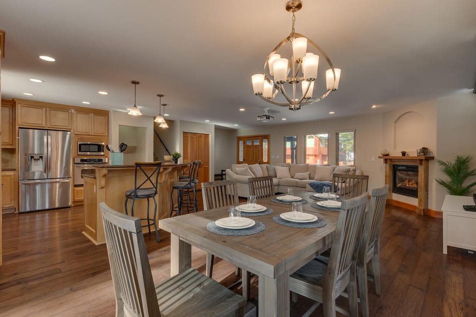 - Open-concept kitchen dining and living space  
- Stainless steel appliances with ample bar seating  
- Perfect for group meals and shared vacation fun