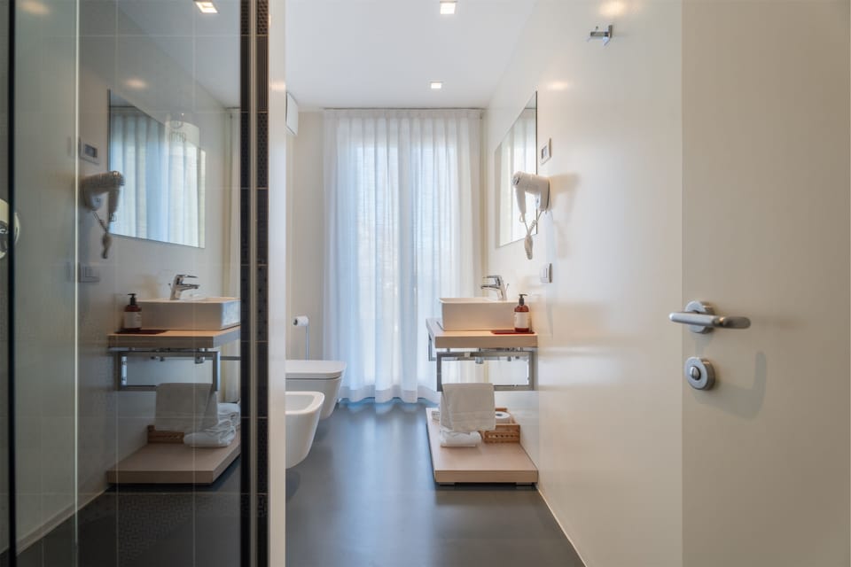 Suite | Bathroom | Shower, hair dryer, towels