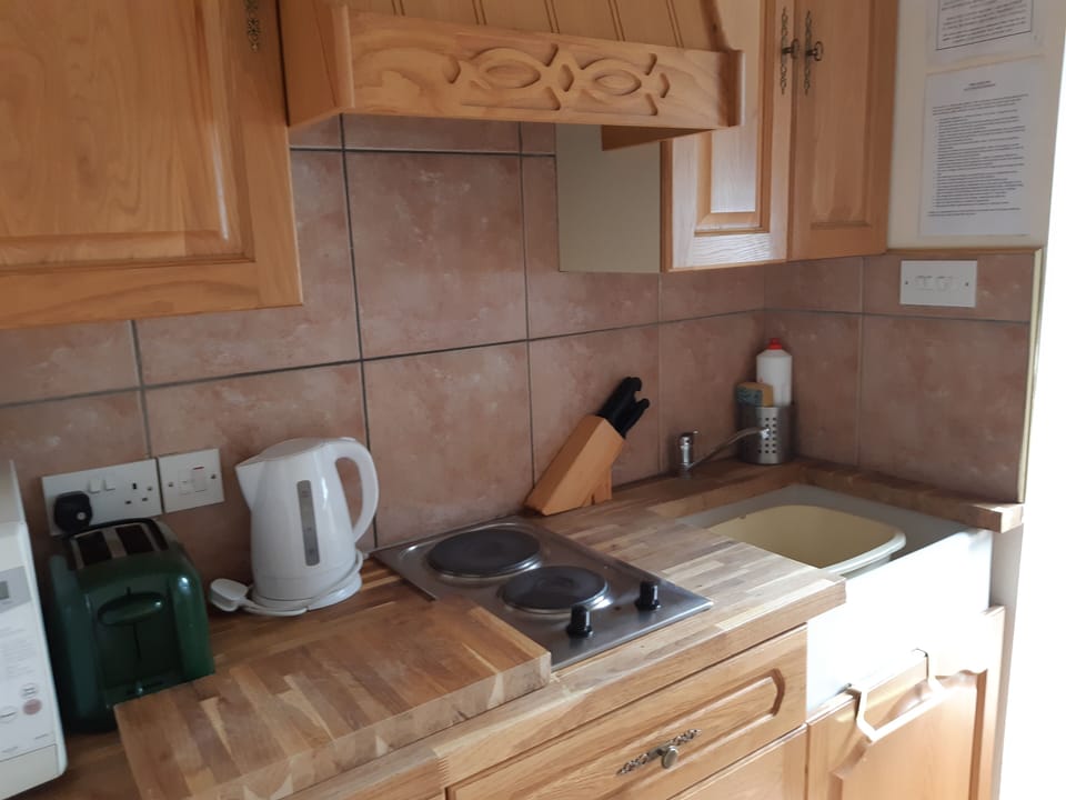 Cottage | Private kitchen | Fridge, microwave, stovetop, electric kettle