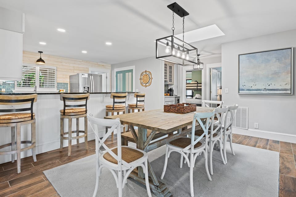 Dining room with ample seating and barstools