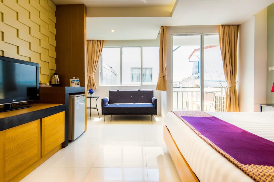 Deluxe Room, Balcony | Premium bedding, minibar, in-room safe, free WiFi