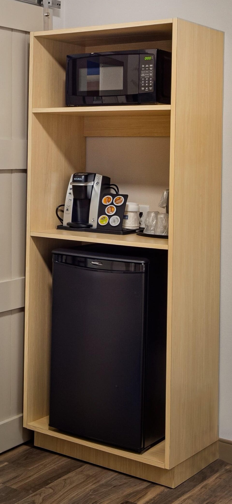 Standard Room, 1 Queen Bed, City View (High Floor) | Coffee and/or coffee maker
