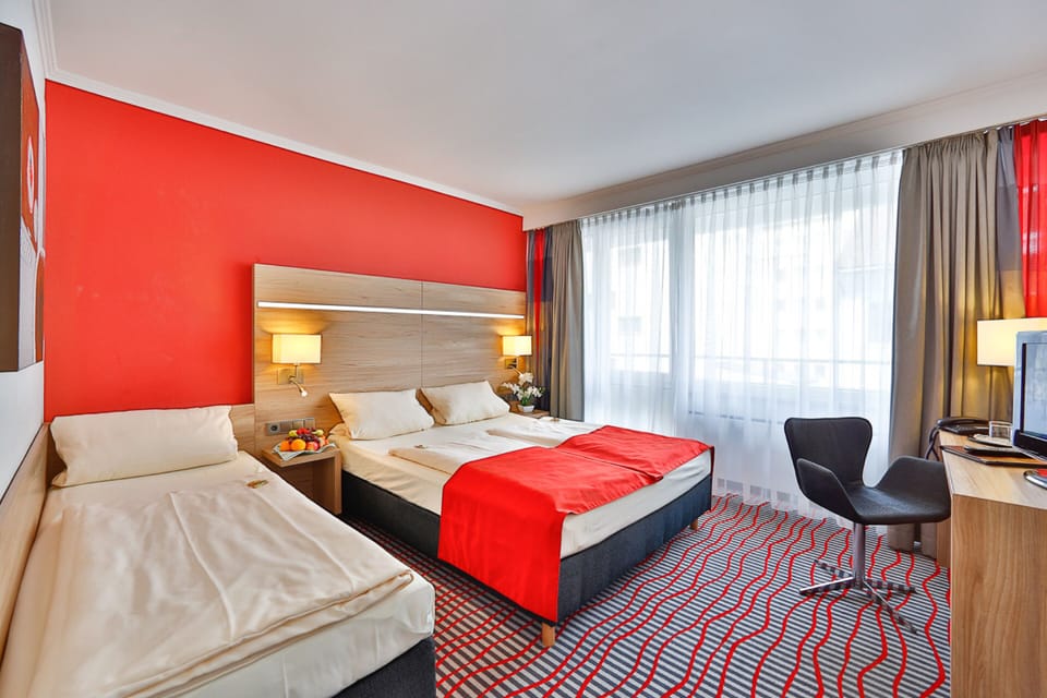Double room Comfort | Minibar, desk, soundproofing, free WiFi