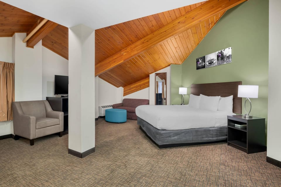 Standard Room, 1 King Bed, Non Smoking, Balcony | In-room safe, blackout drapes, iron/ironing board