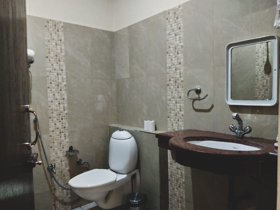 Saptarishi Suites | Bathroom | Shower, free toiletries, hair dryer, towels