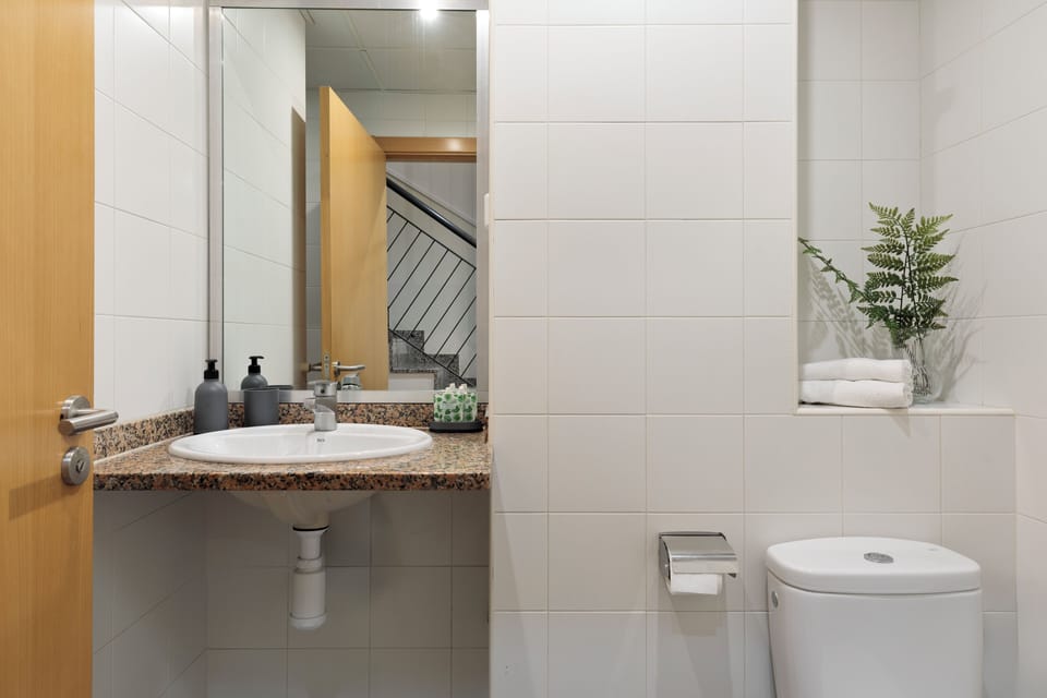 City Duplex | Bathroom | Shower, hair dryer, towels