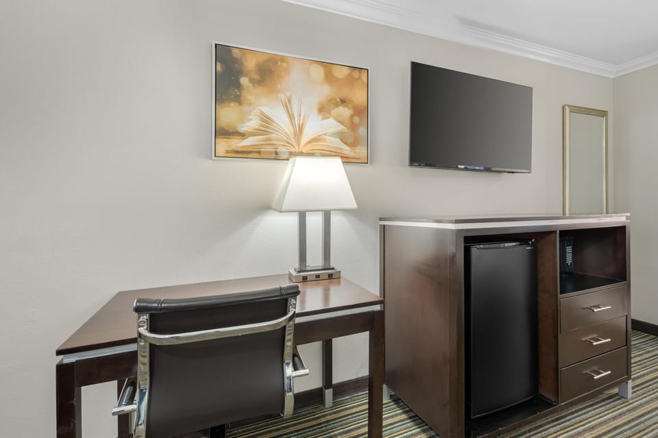 Standard Room, 1 King Bed, Non Smoking, Refrigerator & Microwave | In-room safe, desk, laptop workspace, iron/ironing board