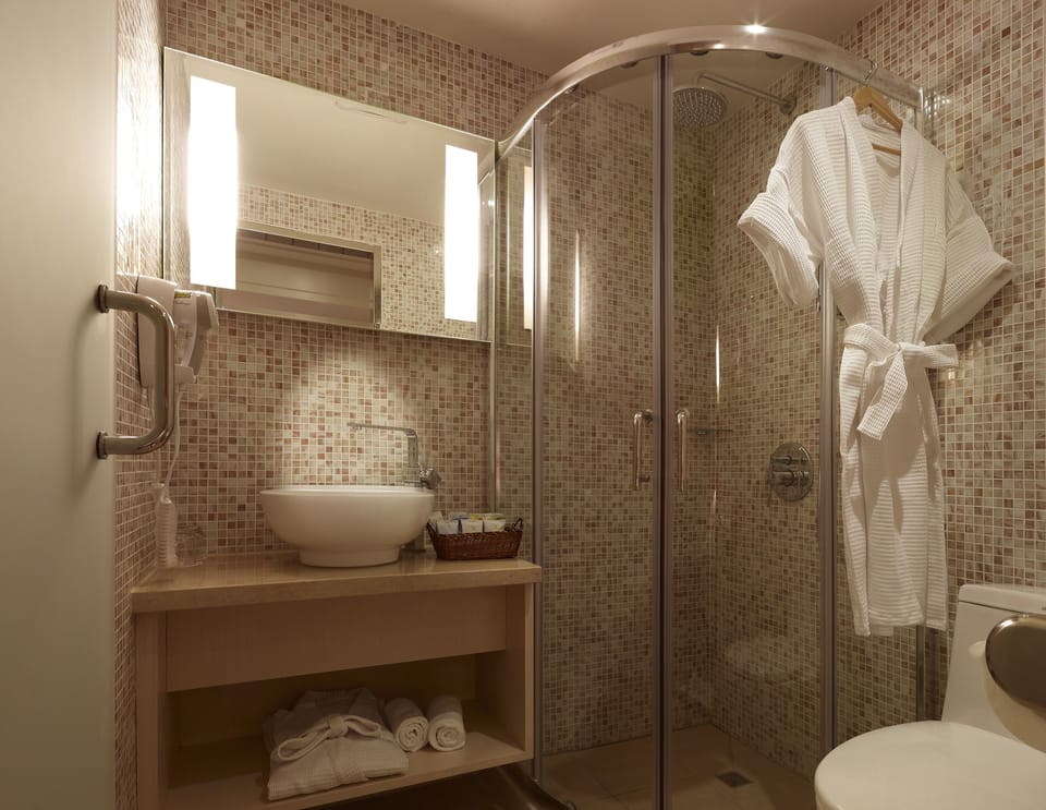 Standard Twin Room | Bathroom shower