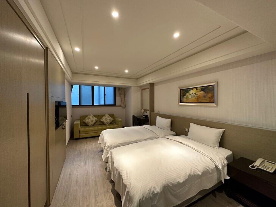 Deluxe Twin Room | Minibar, in-room safe, desk, soundproofing