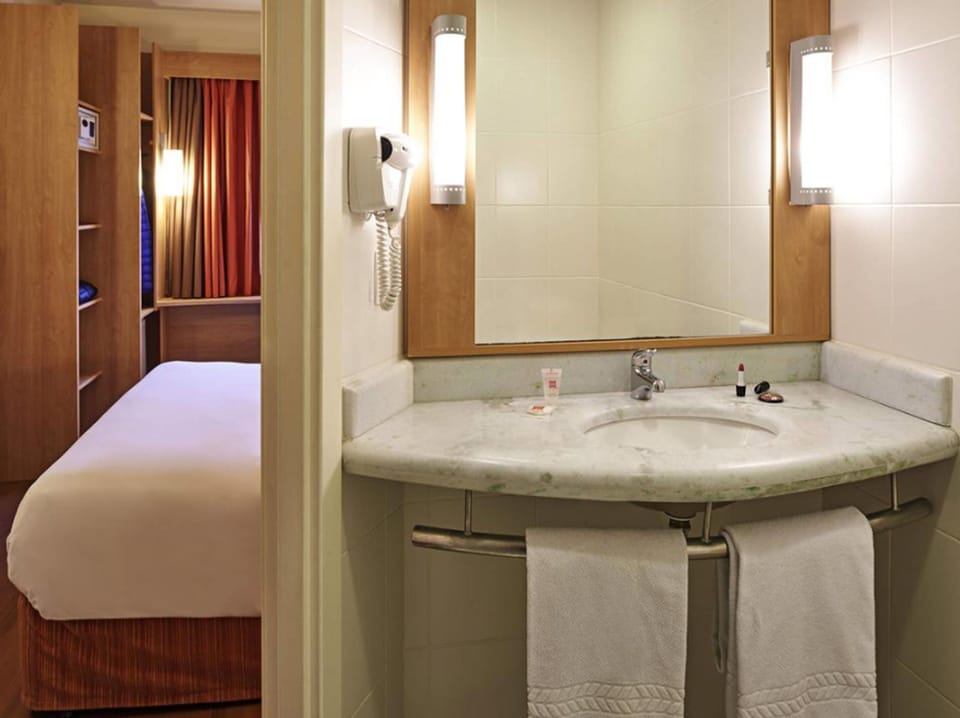 Shower, eco-friendly toiletries, hair dryer, towels