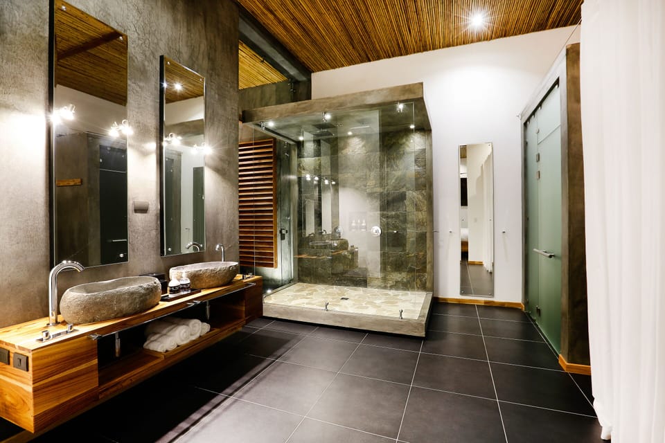 Infinity Suite | Bathroom shower