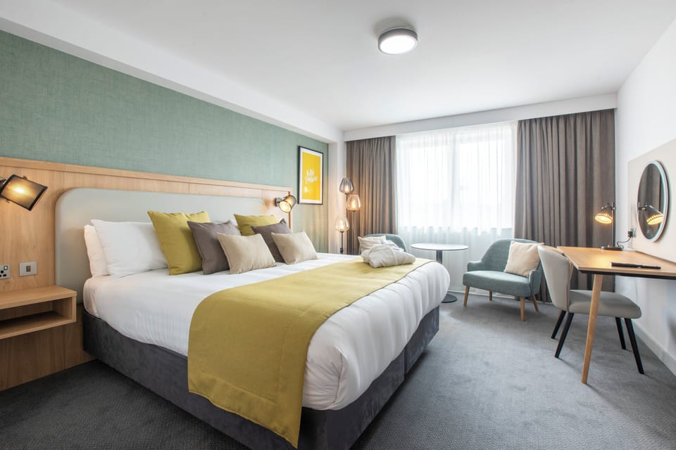 Minibar, in-room safe, desk, laptop workspace