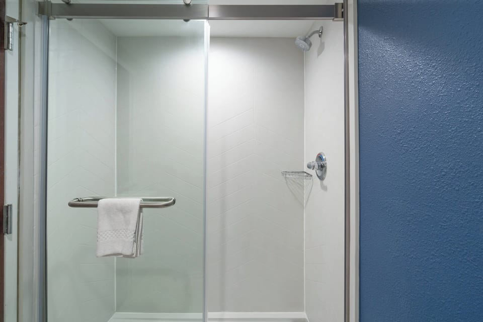 Combined shower/tub, free toiletries, hair dryer, towels
